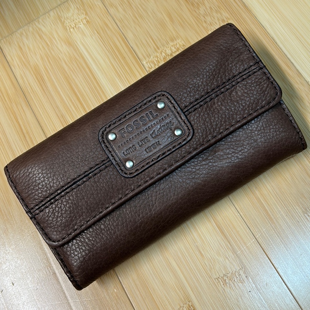 EUC Fossil trifold detachable checkbook wallet
